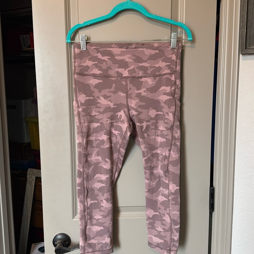 Athleta Ultimate Textured Camo Capri Size M Pink/brown